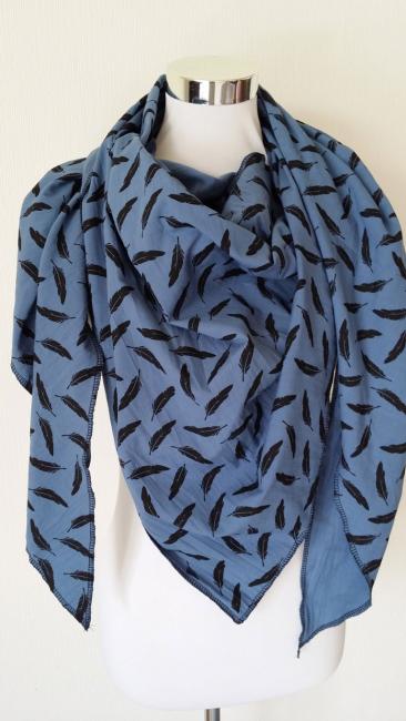 XXL-Schal aus Baumwolle in Blau mit Federmotiv